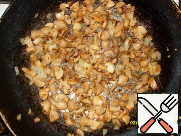 Peel the onions, cut into cubes, cut the mushrooms into plates. Fry the mushrooms with onions, in vegetable oil, until Golden brown.