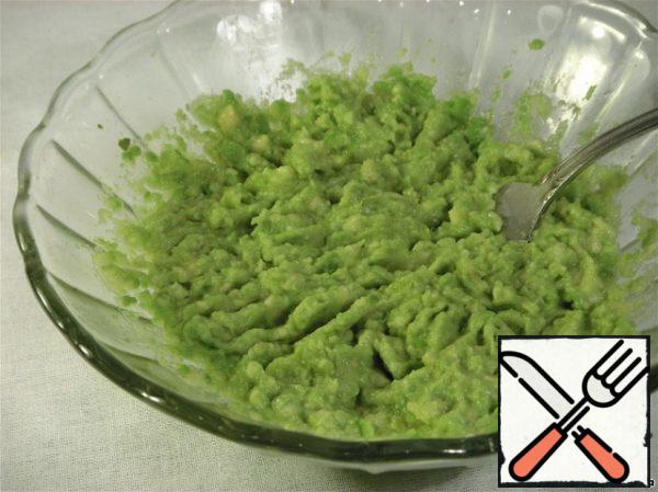 Avocado release from the bone, remove the skin and knead with a fork to the state of puree (you can leave small pieces).