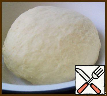 Knead the dough is quite steep, and put it in a warm place to lift.