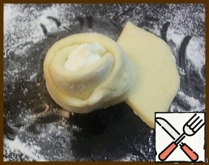 Then do the same with the bigger part.
And the last wrap the largest part of the cake.
Place of fastening should be as low as possible at the base of the rolls, otherwise they will fall.
Connect as tightly as possible, especially the last part.