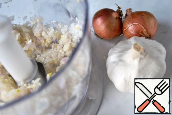 Peel onions and garlic and chop with a knife.