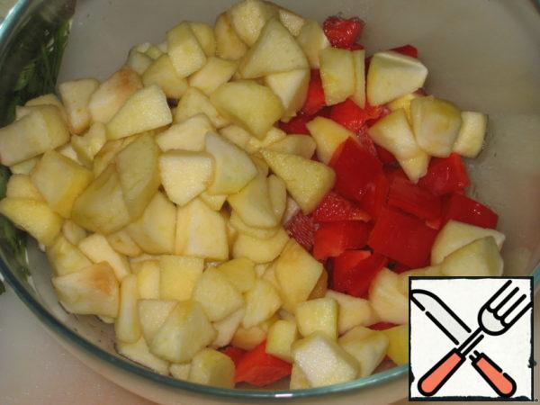 Peel the pepper from the seeds and also cut into squares.
