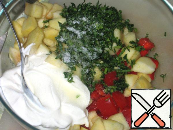 To apples and pepper add chopped parsley, sour cream, salt, sugar and ground black pepper to taste.
All mix and send to the refrigerator for 20 minutes to infuse and cool.