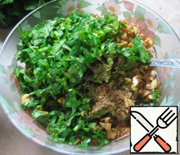 Prepare the filling:
cilantro, nuts and garlic chop, combine with onions, spices and pomegranate juice.
All mix well.