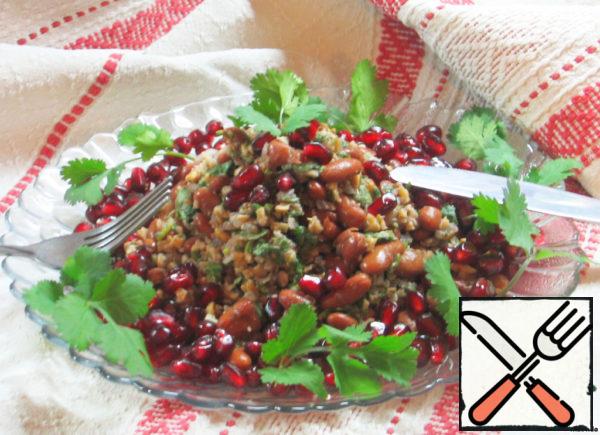 Spread the finished dish on a plate, sprinkle with pomegranate seeds, decorate with herbs.