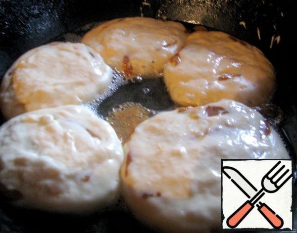 Close the dough gently. Fry until Golden brown with one.