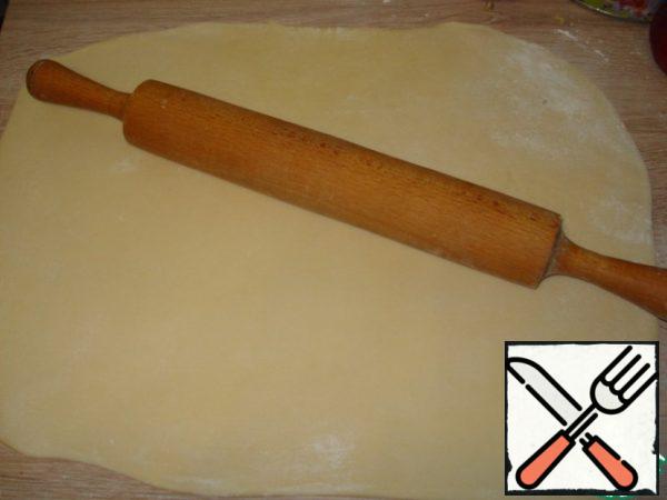Roll out the dough into a sheet about 20x30 cm in size and about a centimeter thick.