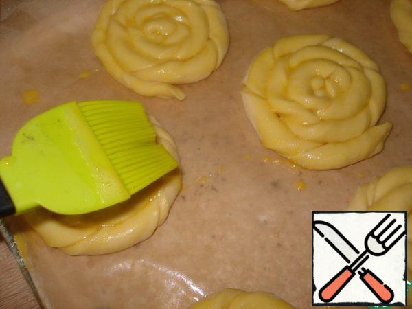 Beat the egg and lubricate our curls.
