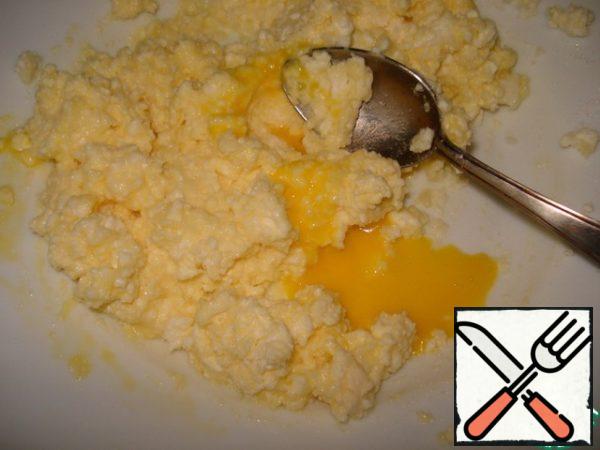  Make the filling, mix sugar with curd and add 3 tablespoons stirred egg