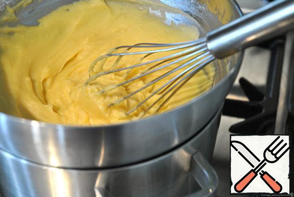 Mass cook in a water bath until thick, stirring constantly with a whisk. It will take 3-4 minutes. Remove from heat and leave to cool.