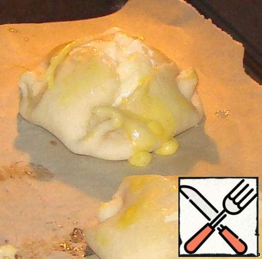 So, spread on a baking sheet and send in a preheated 180-200 degree oven for 25 minutes. Before you send in the oven, cheesecake can be coated with egg yolk or milk.