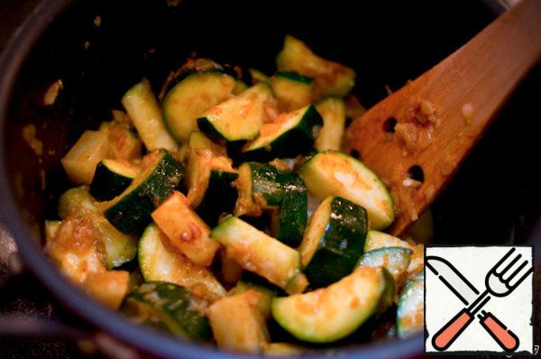 A teaspoon of curry paste (you can 1/2 teaspoon), add to the zucchini and potatoes, mix well, so that the paste is evenly distributed and still put out a couple of minutes.