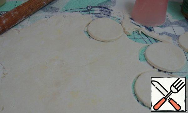 Roll out the cooled dough into a layer 1 cm thick, cut out of it with round shapes of different diameters of cakes of two sizes.
