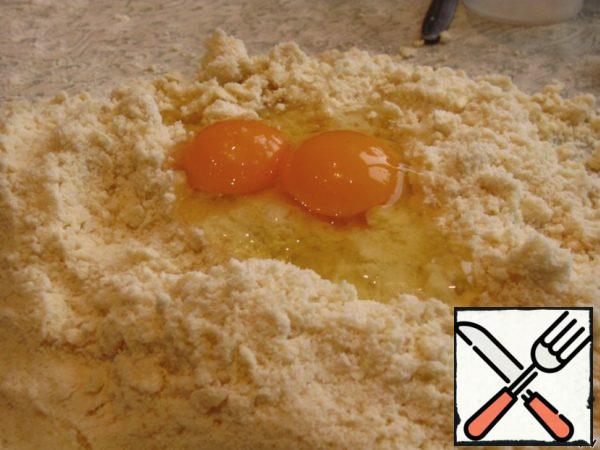 Then add the eggs and knead the dough quickly, knead with your hands until smooth.