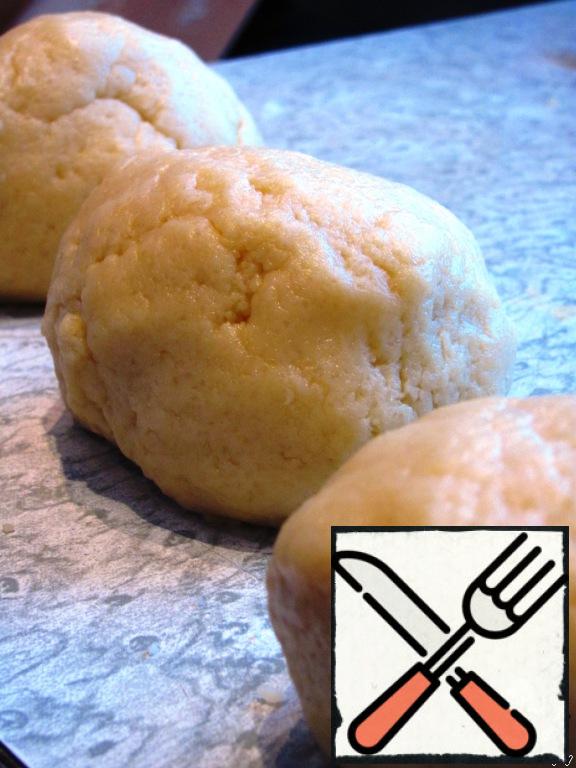 Divide the dough into 3 parts, roll each into a ball, wrap in film and place in the refrigerator for half an hour.