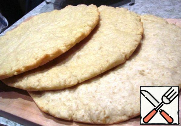 Bake 3 cakes. The baking time is every 20 minutes. Let them cool completely.
While the gelatin has not cooled down, pour in a small amount of water and leave to swell.