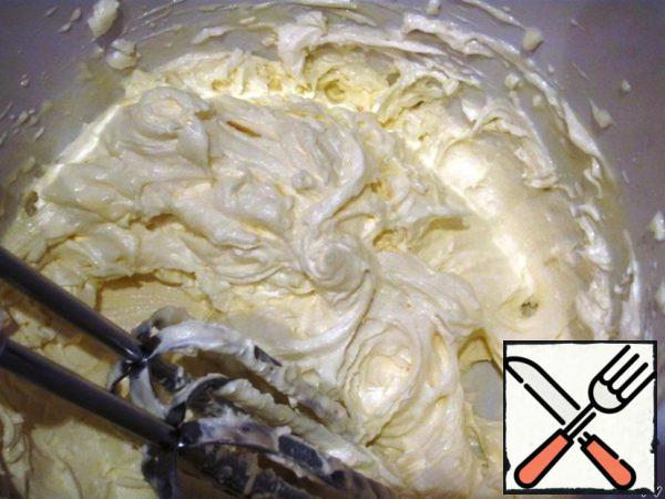 To prepare the butter cream, beat the condensed milk with 150 g of oil at room temperature.