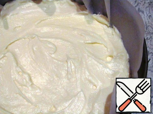 The split mold is again lined with baking paper. At the bottom, put the first cake. Grease it with butter cream, cover with a second cake and put it in the refrigerator.