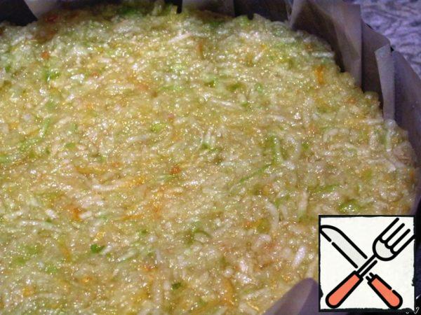 Put it on the second cake, cover with the third and put it back in the refrigerator. Leave it for a few hours, or preferably overnight, so that all the layers freeze well.
