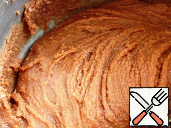 Connect with caramel mass, stir and immediately apply to the cake. This should be done quickly, because the glaze freezes quickly.
If the glaze is too thick and stiff, you can add milk.