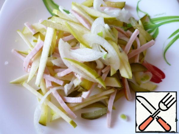 Cut onions into thin half rings, apples into cubes (like pork).
