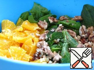 In a bowl, combine the spinach (if the leaves are too large, tear them), oranges and nuts. Stir.