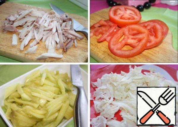 Free the chicken from the skins, cut into strips.
Remove the seeds from the tomatoes and cut them into strips. Mango peel and cut in the same way as the above ingredients.
Cabbage torn into small pieces.