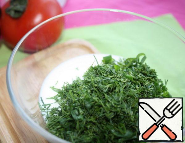Add finely chopped greens to the sour cream, mix.
