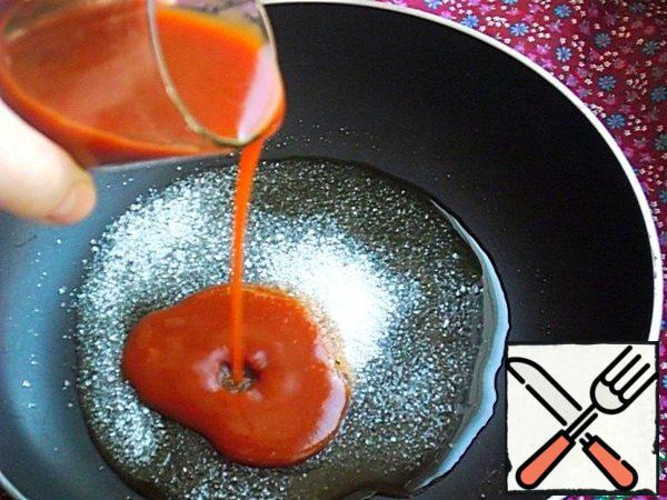 When sugar melts on 2 / 3, add tomato juice.
Important! The taste of the sauce from homemade tomato juice and store will be different,
we like it better with store juice, but it should be of very good quality,
the final taste directly depends on it.