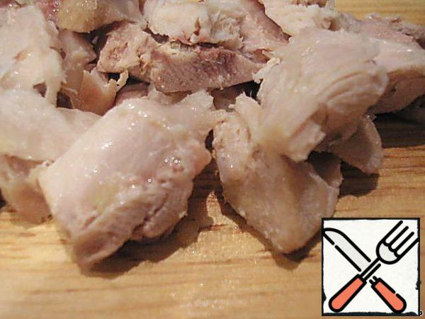 To prepare salad dressing:
mix 2 tbsp vegetable (olive) oil with 0.3 tsp mustard and let stand for 10 minutes during salad preparation.
Chop the chicken and add salt, the salt will be absorbed, and the chicken in the salad will not be fresh.
