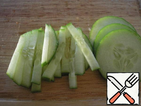 Cut the cucumber into cubes.
