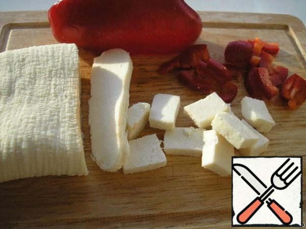Cut the cheese into small cubes, and the pepper into cubes.
I have homemade homemade cheese, you can replace it with cheese.
