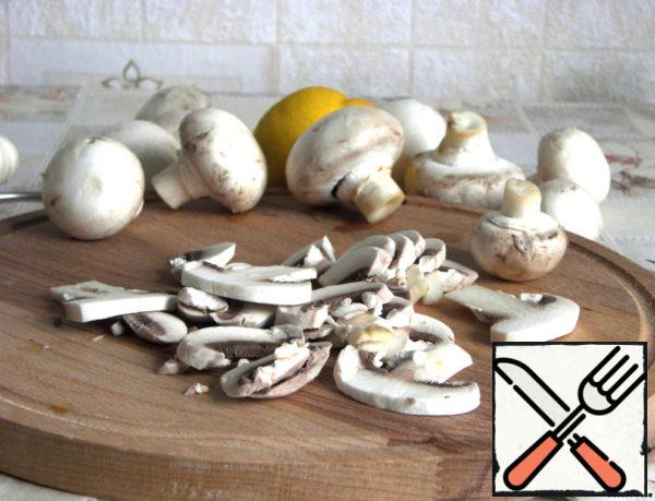 Wash the mushrooms, dry them, cut them into plates.
Fry them in olive oil until light golden brown, literally for 20 seconds on each side.
