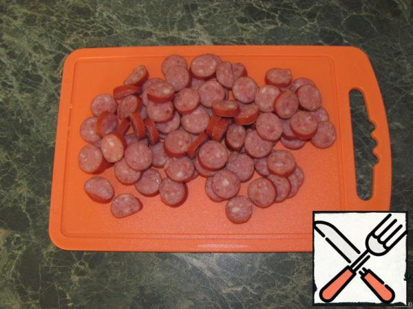 Cut the sausage into thin slices.