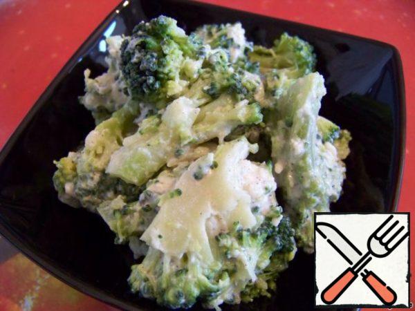 Pour the broccoli sauce and mix lightly (gently).
