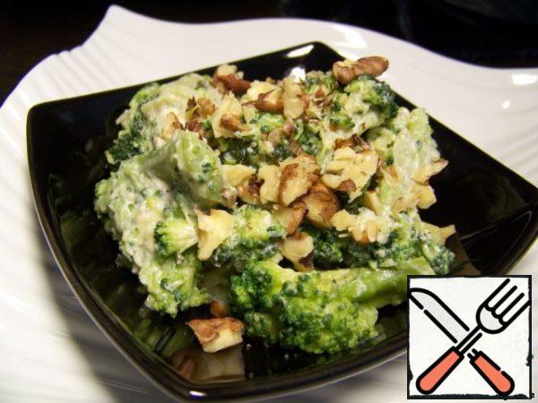 Prepare the salad, sprinkle with walnuts.