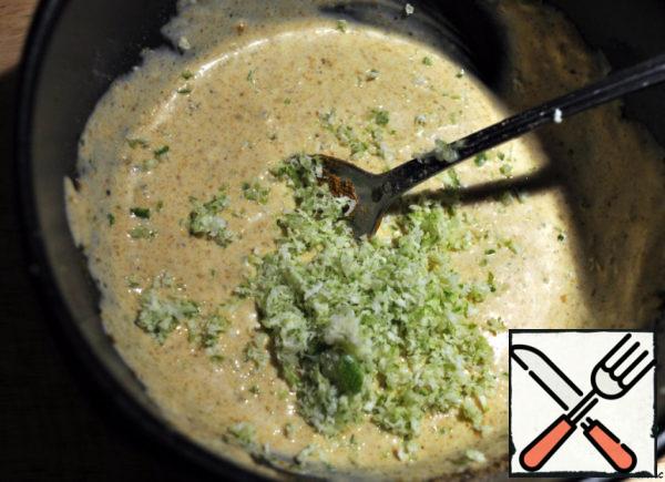 While the meat is fried, prepare the sauce-0.5 tablespoons of sour cream and mayonnaise mix with the juice of one lime and zest of half a lime. Spices to taste, honey or sugar, curry with a teaspoon. Mix it all together.