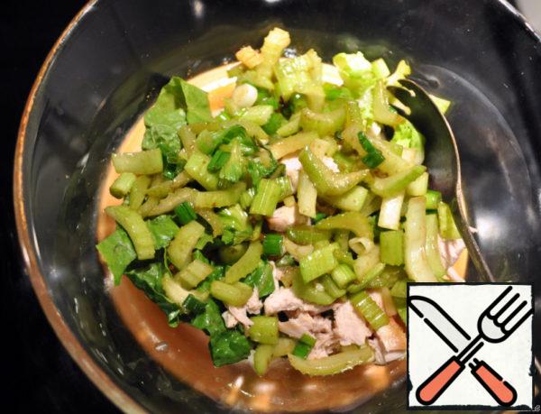 Cut meat and celery, as well as salad tear, add chopped green onions and mix with the sauce.