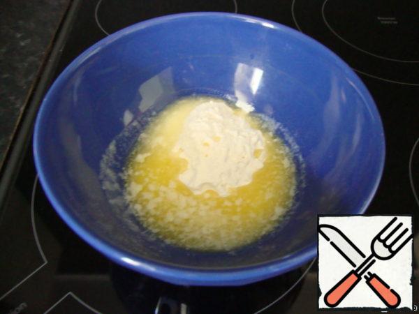 First, prepare the crumb.
Melt the butter, add the flour and sugar with your hands to mix the ground into crumbs.