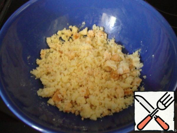 Candy (optional) finely chop, add to the crumbs, stir and place in refrigerator.
It is desirable at the same stage to prepare the fruit: wash, clean, cut.