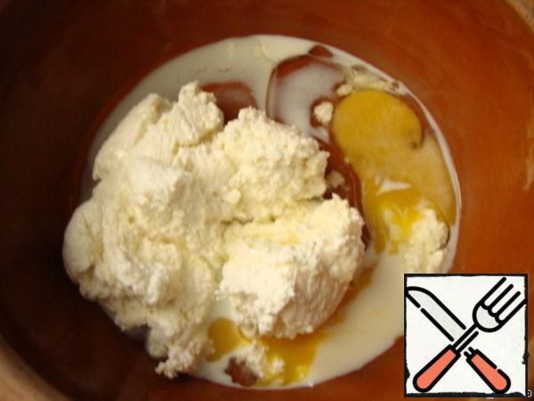Dough: mix cottage cheese, egg, milk, vegetable oil, salt. If the curd is very dry, you need to add more milk.