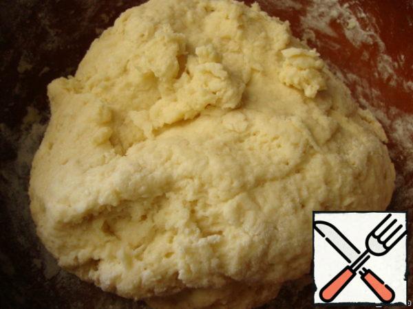 Knead the soft dough, which is slightly sticky to the hands. You may need more or less flour, it all depends on the cottage cheese.