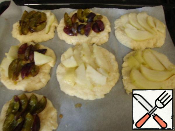 Lay out the fruits (it is advisable to take fruits and berries with sourness, then you get an excellent combination of sour berries and sweet crumbs).