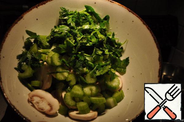 Lay out layers of mushrooms, celery.
