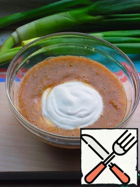 Add sour cream, the more sour cream, the more creamy the taste of the sauce,
accordingly, the less cream, the more vegetable sauce, the taste will.