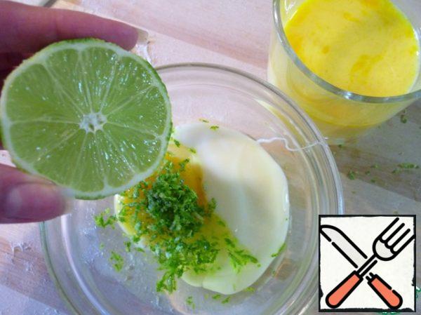 Mix cream and sugar, add yolks, and then condensed milk mixed with zest and lime juice. Beat everything well.
Put the resulting cream in puff pastry molds.
