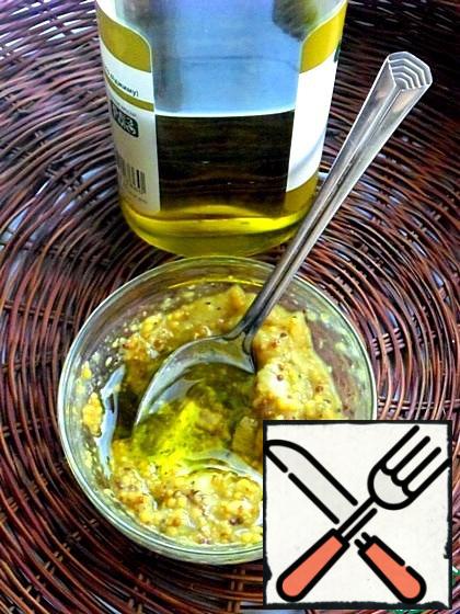 Add French mustard (of course, it is possible and easy, but French is much more interesting taste), add salt and pepper (salt for this recipe, I really like the sea), carefully stir until smooth, trying!