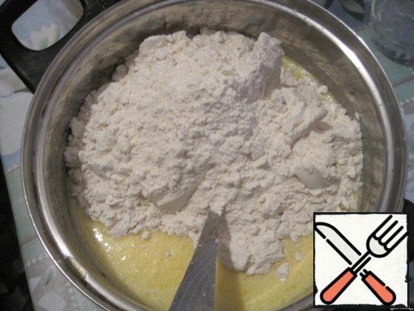 Add flour. In the original it was stated flour 3 cups (200 grams), I have a 150 gram glass and it took me 5 cups, the dough should approximately 600-750 grams of flour, more depending on the variety.