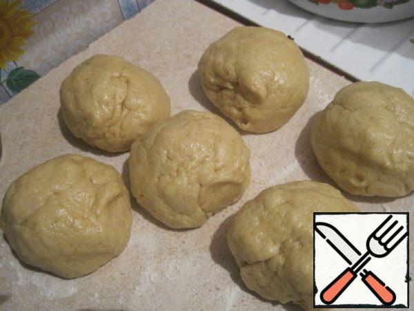 Mix well with a spoon, and then knead the dough with your hands. The dough turns out to be very gentle, soft, which is already nice to knead. Not tight and to the hands should not stick. Divide the dough into 6 parts.