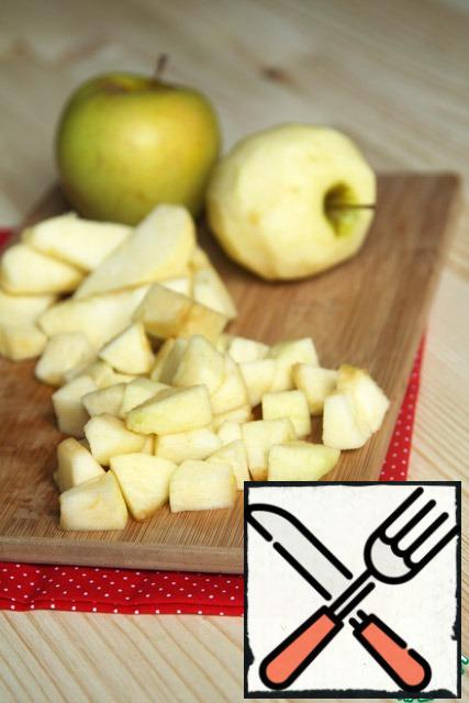 Now let's move on to the filling.
Apples should be washed, cleaned and cut into small pieces.